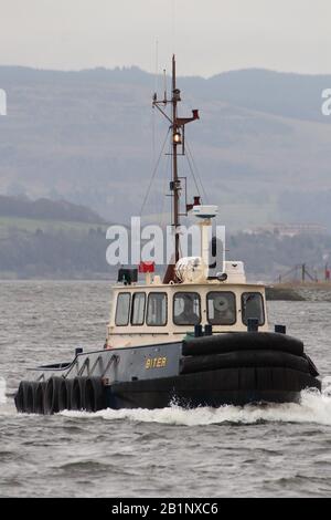 BITER, ein von Clyde Marine Services betriebener Schlepper Damen Stan 1, der zu seinem Stützpunkt am Victoria Harbour in Greenock, Inverclyde, zurückkehrt. Stockfoto