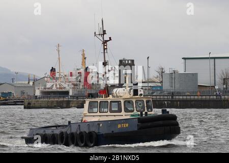 BITER, ein von Clyde Marine Services betriebener Schlepper Damen Stan 1, der zu seinem Stützpunkt am Victoria Harbour in Greenock, Inverclyde, zurückkehrt. Stockfoto