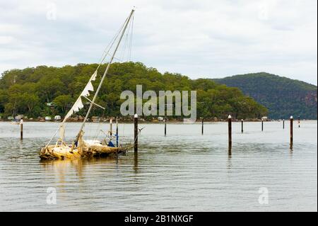 Versunkene Yacht am Hawksbury River in einer ländlichen Gegend von North Sydney, Australien. Stockfoto