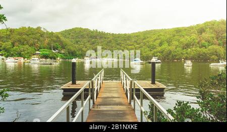 Landschaftlich schöner Blick auf einen Anlegesteg am Berawa Creek in Sydneys nördlichen Vororten Australien - Reise- und Landschaftsbilder aus Australien. Stockfoto