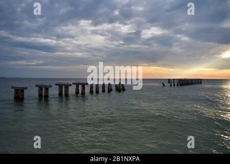 Boca Grande Beach Verfallene Pier Pilings, Southwest Florida Beach Sunset, Golf Von Mexiko Twilight, Seagulls on a Pier, Ocean Sunrise Landscape Stockfoto