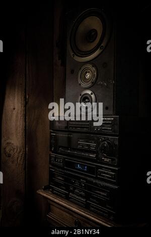 BARILOCHE, ARGENTINIEN, 18. JUNI 2019: Nahaufnahme der alten Stereoanlage mit dem Radio als Hintergrundambition an einem ruhigen Ort. Stockfoto