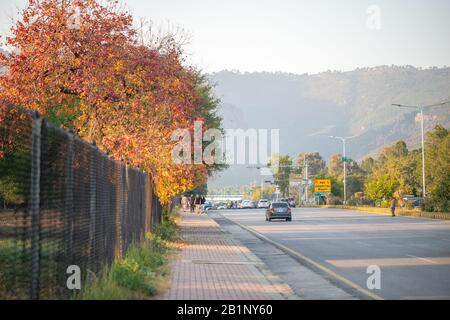 Islamabad, Islamabad Capital Territory, Pakistan - 02. Februar 2020, Blick auf Islamabad City mit Bergen im Hintergrund Stockfoto