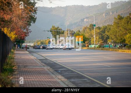 Islamabad, Islamabad Capital Territory, Pakistan - 02. Februar 2020, Blick auf Islamabad City mit Bergen im Hintergrund Stockfoto