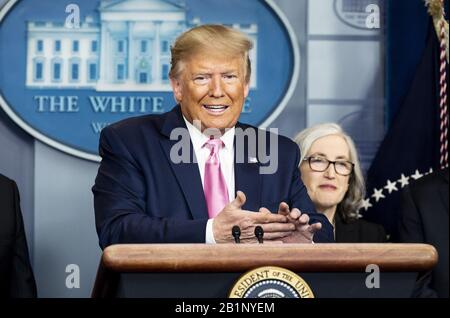 Washington, DC, USA. Februar 2020. 26. Februar 2020 - Arlington, VA, Vereinigte Staaten: Präsident DONALD TRUMP spricht auf einer Pressekonferenz über das Coronavirus. Kredit: Michael Brochstein/ZUMA Wire/Alamy Live News Stockfoto