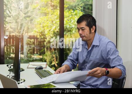 Programmierer, der in einer Software arbeitet, die sich entwickelt. Entwicklung von Programmier- und Kodierungstechnologien. Website-Design. Cyber Space Konzept. Stockfoto
