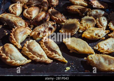 Küchenbrunnen mit frischen, hausgemachten Empanadas (detailgetreue Nahaufnahme; selektiver Fokus) Stockfoto