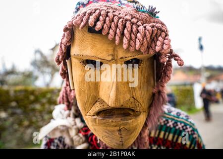 Braganca, Portugal. Februar 2020. Ein 'Mascaro' während des Karnevals des portugiesischen Dorfes Vila Boa de Ousilhao in der Gemeinde Branganca decken sich die Bewohner des Dorfes mit Holzmasken und Klappern auf dem Rücken. Die "Mascaros" oder "Caretos" gehen durch die Straßen des Dorfes und machen ihre Stunts. Der Tag endet mit dem brennenden Shrovetide. Credit: Sopa Images Limited/Alamy Live News Stockfoto