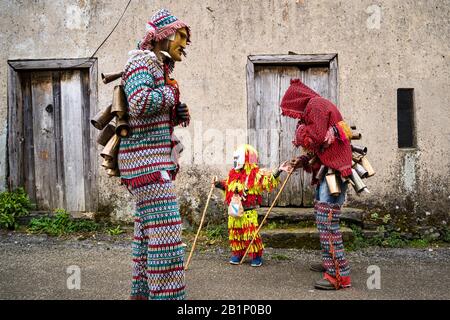 Braganca, Portugal. Februar 2020. "Mascaro" während des Karnevals des portugiesischen Dorfes Vila Boa de Ousilhao in der Gemeinde Branganca decken sich die Bewohner des Dorfes mit Holzmasken und Klappern auf dem Rücken. Die "Mascaros" oder "Caretos" gehen durch die Straßen des Dorfes und machen ihre Stunts. Der Tag endet mit dem brennenden Shrovetide. Credit: Sopa Images Limited/Alamy Live News Stockfoto