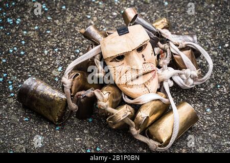 Braganca, Portugal. Februar 2020. Maske eines der Teilnehmer während des Karnevals des portugiesischen Dorfes Vila Boa de Ousilhao in der Gemeinde Branganca decken sich die Bewohner des Dorfes mit Holzmasken und Klappern auf dem Rücken. Die "Mascaros" oder "Caretos" gehen durch die Straßen des Dorfes und machen ihre Stunts. Der Tag endet mit dem brennenden Shrovetide. Credit: Sopa Images Limited/Alamy Live News Stockfoto