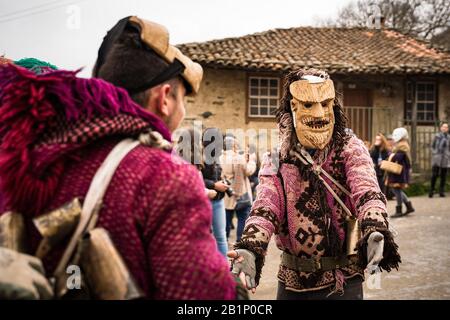 Braganca, Portugal. Februar 2020. "Mascaro" während des Karnevals des portugiesischen Dorfes Vila Boa de Ousilhao in der Gemeinde Branganca decken sich die Bewohner des Dorfes mit Holzmasken und Klappern auf dem Rücken. Die "Mascaros" oder "Caretos" gehen durch die Straßen des Dorfes und machen ihre Stunts. Der Tag endet mit dem brennenden Shrovetide. Credit: Sopa Images Limited/Alamy Live News Stockfoto