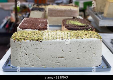 Halva zum Verkauf in Carmel Market (Shuk HaCarmel), dem größten Markt in Tel Aviv, Israel Stockfoto