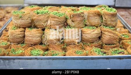 Vogelschaufel nisten Pistachio baklava zum Verkauf auf Dem Carmel Market (Shuk HaCarmel), dem größten Markt in Tel Aviv Stockfoto