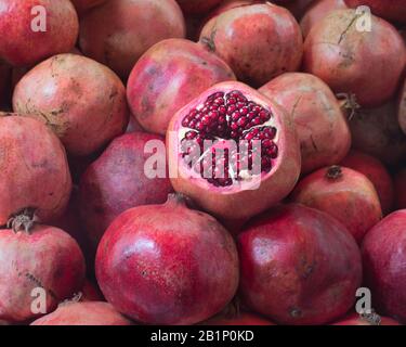 Granatäpfel zum Verkauf auf dem Carmel Market (Shuk HaCarmel), dem größten Markt in Tel Aviv, Israel Stockfoto