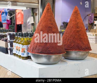 Berge von Paprika in Carmel Market (Shuk HaCarmel), Tel Avivs größtem Markt, Israel Stockfoto