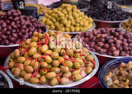 Oliven zum Verkauf an einem Imbissstand auf dem Carmel Market (Shuk HaCarmel), dem größten Markt in Tel Aviv, Israel Stockfoto