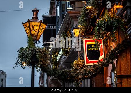 DUBLIN, IRLAND, 24. Dezember 2018: das Äußere des Palace Bar, für Weihnachten auf Fleet Street eingerichtet, mit einer Straßenlaterne mit seinen Stockfoto