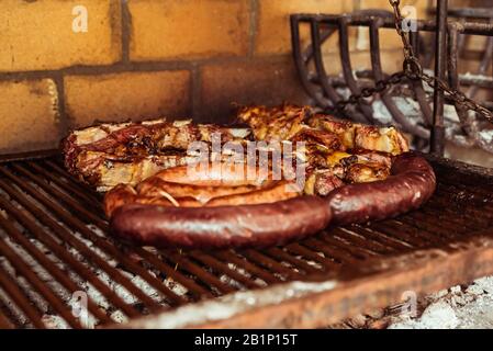 "Argentinischen Grill' Grill auf live Coal (keine Flamme), Rindfleisch "Asado", Brot, "Chorizo" und Blutwurst bin orcilla' Stockfoto