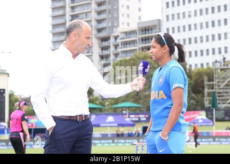 Junction Oval, Melbourne, Australien. Februar 2020. ICC Frauen T20 WM-Spiel 09-Indien Frauen Spielen Neuseeland Frauen.Coin Toss mit Indien Kapitän Harmanpreet Kaur vor dem Game-Image-Kredit: Brett keating/Alamy Live News Stockfoto