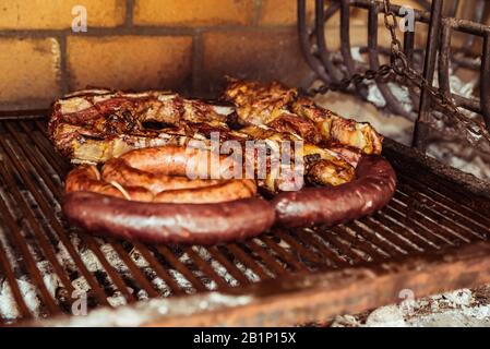 "Argentinischen Grill' Grill auf live Coal (keine Flamme), Rindfleisch "Asado", Brot, "Chorizo" und Blutwurst bin orcilla' Stockfoto