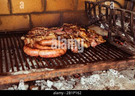 "Argentinischen Grill' Grill auf live Coal (keine Flamme), Rindfleisch "Asado", Brot, "Chorizo" und Blutwurst bin orcilla' Stockfoto