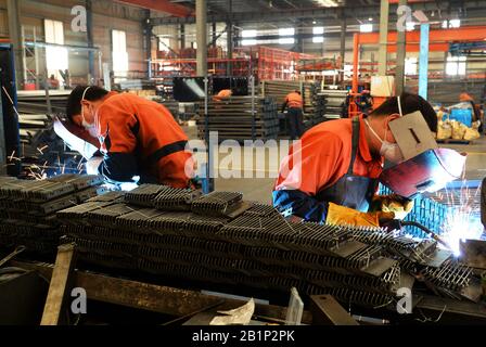 Chinesische Arbeiter schweißen am 27. Februar 2020 Stahlträger in einem Werk in Taicang City, der ostchinesischen Provinz Jiangsu. Stockfoto