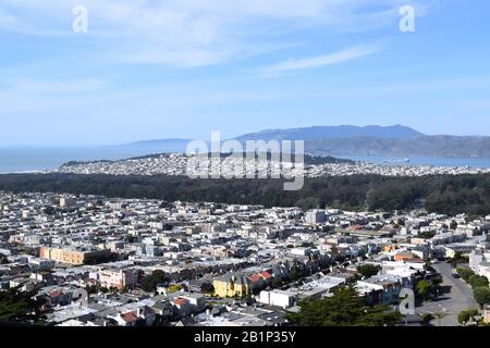 Blick auf den äußeren Richmond District in San Francisco, Kalifornien. Marin County und Mt. Tamalpais ist im fernen Hintergrund sichtbar. Stockfoto