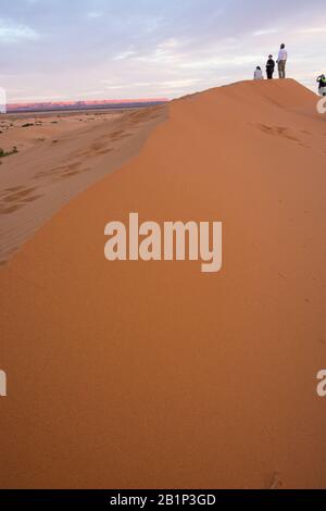 Touristenausflug zum Tentel Camp in der Sahara Rigors, Kamelfahrten, lokale Besuche, Sonnenuntergang und Sonnenaufgang, Mahlzeiten und mehr Stockfoto