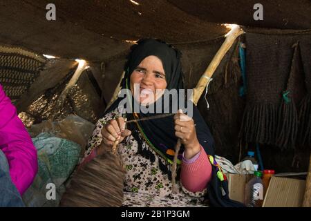 Touristenausflug zum Tentel Camp in der Sahara Rigors, Kamelfahrten, lokale Besuche, Sonnenuntergang und Sonnenaufgang, Mahlzeiten und mehr Stockfoto