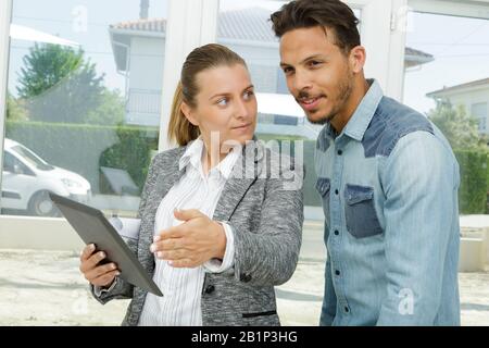 Paar sprechen über interior design Stockfoto