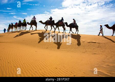 Touristenausflug zum Tentel Camp in der Sahara Rigors, Kamelfahrten, lokale Besuche, Sonnenuntergang und Sonnenaufgang, Mahlzeiten und mehr Stockfoto