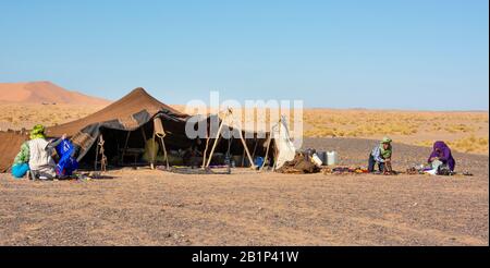 Touristenausflug zum Tentel Camp in der Sahara Rigors, Kamelfahrten, lokale Besuche, Sonnenuntergang und Sonnenaufgang, Mahlzeiten und mehr Stockfoto