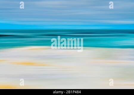 Abstrakter Hintergrund der Gewürze. Stürmischer Ozean und wunderschöner bewölkter Himmel. Strichkunst, Bewegungsunschärfe, blau, türkis, gelbe Farben Stockfoto