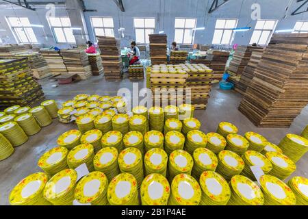 Shijiazhuang, Chinas Provinz Hebei. Februar 2020. Die Menschen arbeiten in einem Keramikunternehmen in Handan, der nordchinesischen Provinz Hebei, 26. Februar 2020. Verschiedene Firmen in Hebei haben die Produktion in letzter Zeit wieder aufgenommen. Credit: Wang Xiao/Xinhua/Alamy Live News Stockfoto