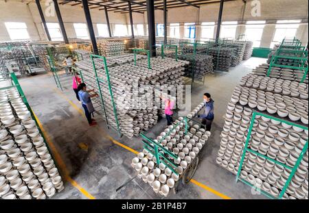 Shijiazhuang, Chinas Provinz Hebei. Februar 2020. Arbeiter arrangieren Keramikprodukte in Handan, der nordchinesischen Provinz Hebei, 26. Februar 2020. Verschiedene Firmen in Hebei haben die Produktion in letzter Zeit wieder aufgenommen. Credit: Wang Xiao/Xinhua/Alamy Live News Stockfoto