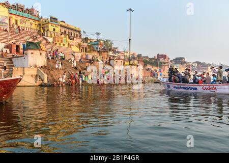 Viele Reisende mit dem Boot machen am Morgen Fotos vom Fluss Ganges. Varanasi. Indien Stockfoto