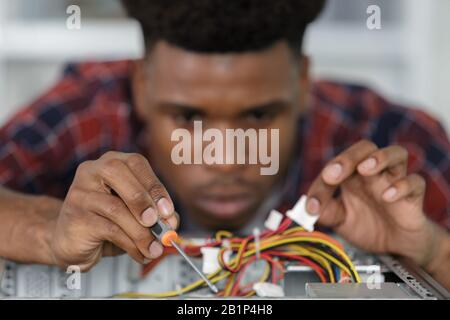 Nahaufnahme der Hände eines männlichen Computertechnikers Stockfoto