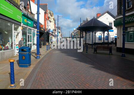 Blick auf die Fußgängerzone im Zentrum von Porthcawl mit Reihen von Geschäften auf beiden Seiten. Stockfoto