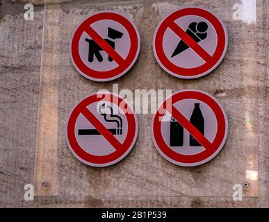 Rauchen verboten und Trinkzeichen nicht. Stockfoto