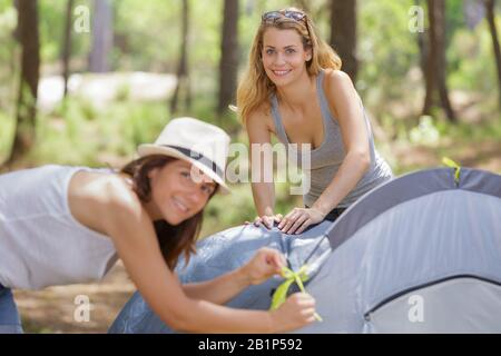 Zwei schöne Frauen campen Stockfoto