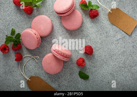 Himbeer-Makronen auf grauem Tisch Stockfoto
