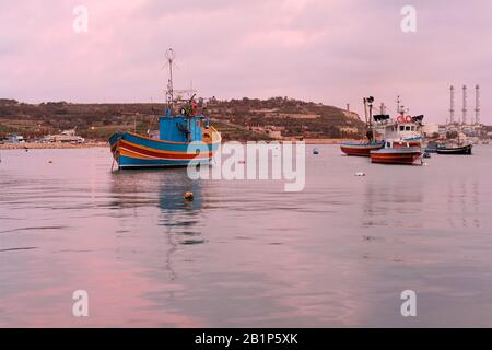 Malerische Aussicht auf die farbenfrohen traditionellen Boote "luzzu" am Hafen in Marsaxlokk Stockfoto