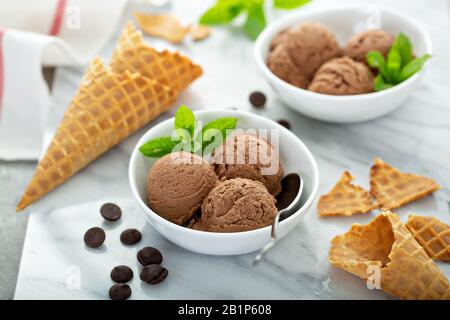 Schokoladeneis schaufelt in einer weißen Schüssel Stockfoto