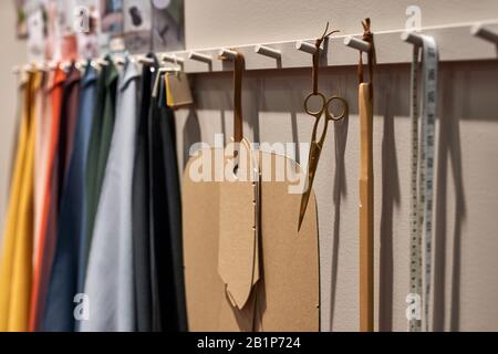 Nahaufnahme an hängendem Stoff und Nähwerkzeugen Stockfoto