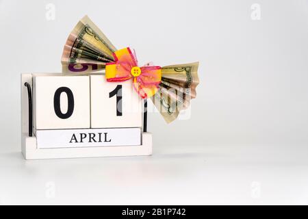 Ständiger Kalender mit Holzwürfeln. Das Konzept, den Geburtstag des Dollars am 01. April zu feiern. Stockfoto