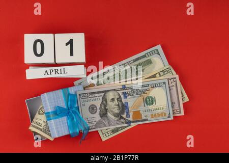 Ständiger Kalender mit Holzwürfeln. Das Konzept, den Geburtstag des Dollars am 01. April zu feiern. Stockfoto