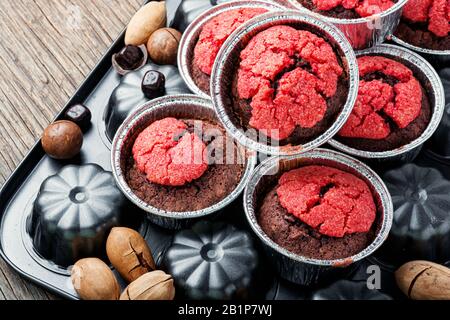 Hausgemachte köstliche Muffins mit Nüssen und Schokolade. Stockfoto