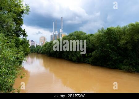 Die Ihme, ein Fluss in Hannover, Deutschland voller Schlamm durch starken Regen Stockfoto