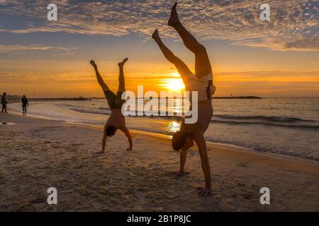 Sportler, Handstand, Sonnenuntergang, Strand, Tel Aviv, Israel Stockfoto