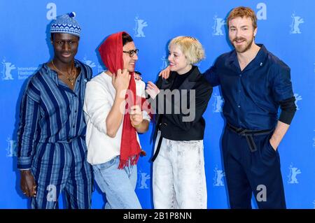 Berlin, Deutschland. Februar 2020. Welket Bungue, Burhan Qurbani, Jella Haase und Albrecht Schuch an der Fotocall für den 'Berlin Alexanderplatz' auf der Berlinale 2020/70. Internationalen Filmfestival Berlin im Hotel Grand Hyatt. Berlin, 26. Februar 2020 - weltweite Nutzung Credit: Dpa / Alamy Live News Stockfoto